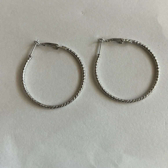 3/$20 Silver Tone Thin Circular Twisted Indented Hoop Stud Earrings 1.5” Pierced - Picture 1 of 4